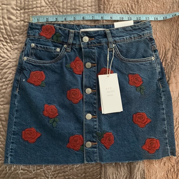 NEW ZARA Embroidered Rose Floral Denim Mini Skirt Size XS - Picture 5 of 7